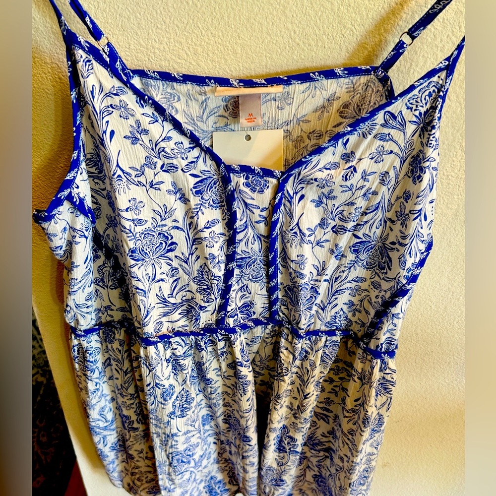 Gorgeous blue and white flowery tank top. Never worn. Size Medium.